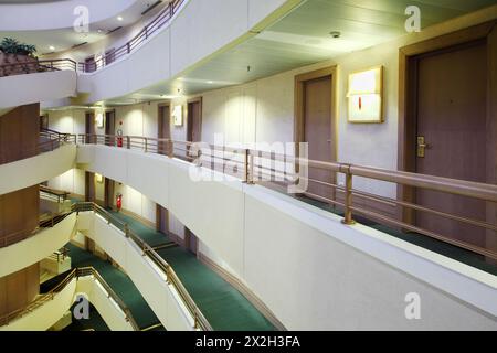 MOSKAU - 1. MAI: Balkone und Treppe im Iris Congress Hotel, am 1. Mai 2011 in Moskau, Russland. Seit der Gründung im Jahr 1991 gehört das Hotel zu den führenden Mos Stockfoto