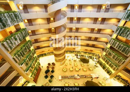 MOSKAU - 1. MAI: Stockwerke und Treppen im Iris Congress Hotel, am 1. Mai 2011 in Moskau, Russland. Seit der Gründung im Jahr 1991 gehört das Hotel zu den führenden Moskauer Hotels Stockfoto