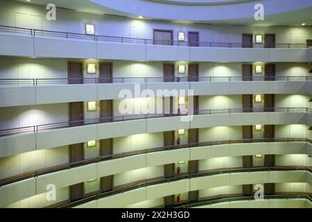 Geschichten im großen Hotel, Balkone und Reihen von Haustüren Stockfoto