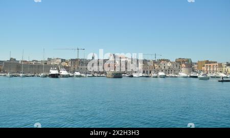 Panoramablick auf die Altstadt von Bisceglie und das Meer in Apulien. Stockfoto