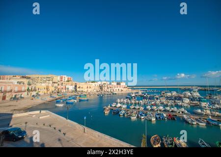 Panoramablick auf die Altstadt von Bisceglie und das Meer in Apulien. Stockfoto