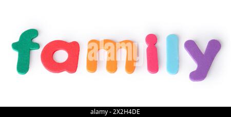 Familie, bunte Buchstaben für Kinder, englisches Wort isoliert auf weiß Stockfoto
