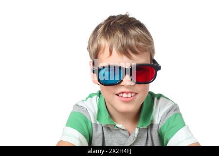 Kleiner Junge in gestreiftem Hemd und Anaglyphenbrille isoliert auf weiß Stockfoto