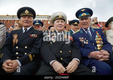MOSKAU - 9. MAI: Unbekannte lächelnde Veteranen der Marine und der Luftwaffe aus dem Zweiten Weltkrieg zum Siegtag auf dem Roten Platz, 9. Mai 2011, Moskau, Russ Stockfoto