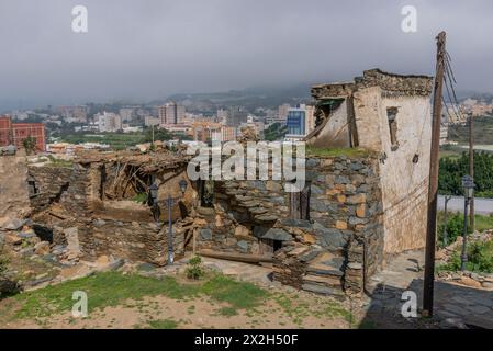 Eine alte historische Burg, die aus Steinen in alter arabischer Architektur in der Al Baha Region von Saudi Arabien gebaut wurde. Stockfoto