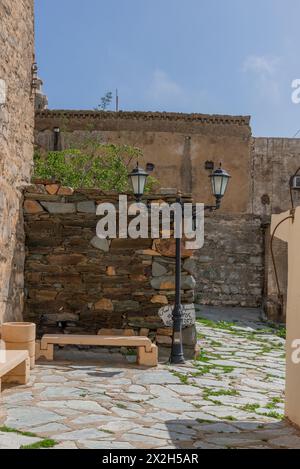 Eine alte historische Burg, die aus Steinen in alter arabischer Architektur in der Al Baha Region von Saudi Arabien gebaut wurde. Stockfoto