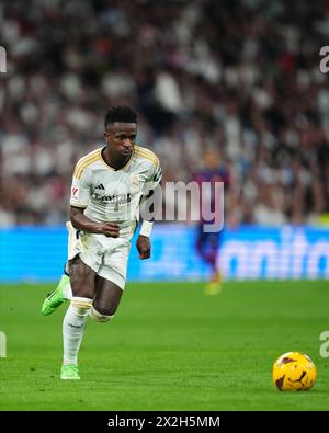 Madrid, Spanien. April 2024. Vinicius Junior von Real Madrid spielte am 21. April 2024 im Santiago Bernabeu Stadion in Madrid, Spanien, während des Liga-Spiels zwischen Real Madrid und FC Barcelona. (Foto: Bagu Blanco/PRESSINPHOTO) Credit: PRESSINPHOTO SPORTS AGENCY/Alamy Live News Stockfoto