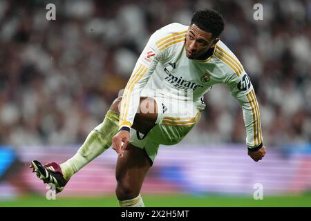 Madrid, Spanien. April 2024. Jude Bellingham von Real Madrid spielte am 21. April 2024 im Santiago Bernabeu Stadion in Madrid, Spanien, während des Liga-Spiels zwischen Real Madrid und FC Barcelona. (Foto: Bagu Blanco/PRESSINPHOTO) Credit: PRESSINPHOTO SPORTS AGENCY/Alamy Live News Stockfoto