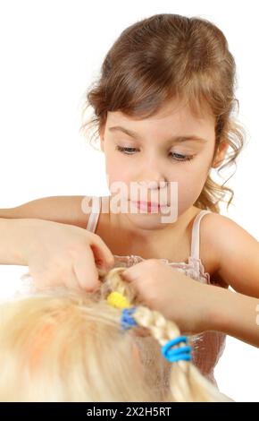 Kleines schönes Mädchen Zöpfe Puppenhaar isoliert auf weißem Hintergrund Stockfoto