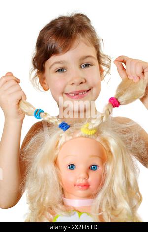 Das kleine Mädchen zeigt Puppenflechte, die selbst isoliert auf weißem Hintergrund geflochten wurden Stockfoto