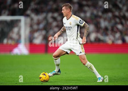 Madrid, Spanien. April 2024. Toni Kroos von Real Madrid spielte am 21. April 2024 im Santiago Bernabeu Stadion in Madrid, Spanien, während des Liga-Spiels zwischen Real Madrid und FC Barcelona. (Foto: Bagu Blanco/PRESSINPHOTO) Credit: PRESSINPHOTO SPORTS AGENCY/Alamy Live News Stockfoto