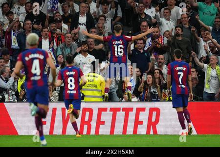 Madrid, Spanien. April 2024. Fermin Lopez vom FC Barcelona feiert, nachdem er 2-2 beim Spiel der La Liga zwischen Real Madrid und FC Barcelona im Santiago Bernabeu Stadion am 21. April 2024 in Madrid erzielte. (Foto: Bagu Blanco/PRESSINPHOTO) Credit: PRESSINPHOTO SPORTS AGENCY/Alamy Live News Stockfoto