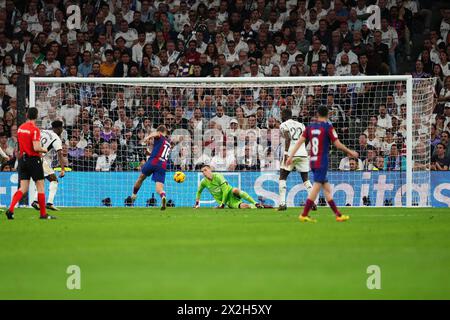 Madrid, Spanien. April 2024. Fermin Lopez vom FC Barcelona erzielte die 2-2 beim Spiel der La Liga zwischen Real Madrid und dem FC Barcelona, das am 21. April 2024 im Santiago Bernabeu Stadion in Madrid ausgetragen wurde. (Foto: Bagu Blanco/PRESSINPHOTO) Credit: PRESSINPHOTO SPORTS AGENCY/Alamy Live News Stockfoto