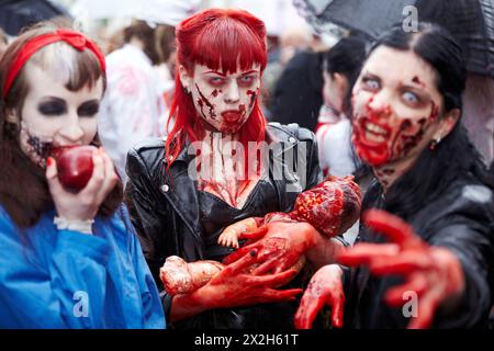 MOSKAU - 14. MAI: Drei nicht identifizierte geschminkte weibliche Teilnehmer mit blutigen Gesichtern und Händen beim Zombie Walk auf Old Arbat, 14. Mai 2011, Moskau, Russland. Stockfoto