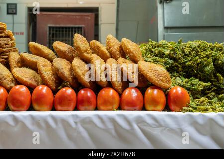 Khaja, ein indisches frittiertes Gebäck, das üblicherweise mit Früchten gefüllt oder mit Zuckersirup eingeweicht wird. Verkauft wird am Straßenrand, Jodhpur, Rajasthan, Indien. Stockfoto