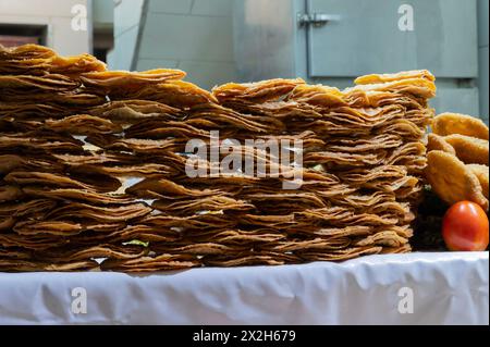 Khaja, ein indisches frittiertes Gebäck, das üblicherweise mit Früchten gefüllt oder mit Zuckersirup eingeweicht wird. Verkauft wird am Straßenrand, Jodhpur, Rajasthan, Indien. Stockfoto