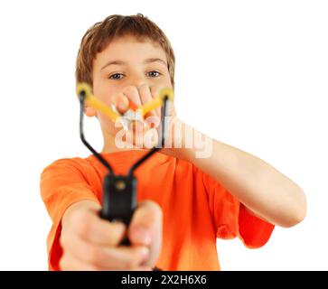 Junge trägt ein orangefarbenes T-Shirt mit Schleuder auf weißem Hintergrund Stockfoto