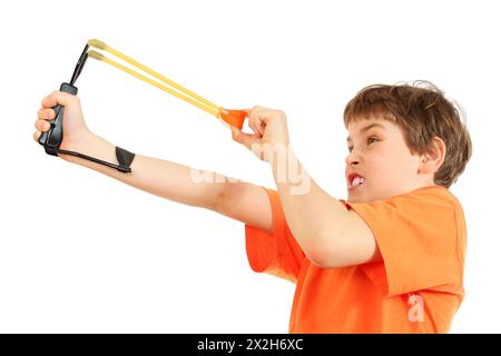 Konzentrierter Junge mit Schleuderzielpunkt, isoliert auf weißem Hintergrund Stockfoto