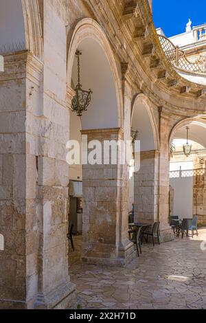 Malerische Aussicht in Martina Franca an einem sonnigen Sommermorgen, Provinz Tarent, Apulien. Stockfoto