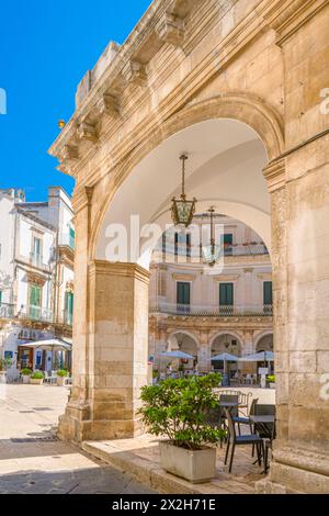 Malerische Aussicht in Martina Franca an einem sonnigen Sommermorgen, Provinz Tarent, Apulien. Stockfoto