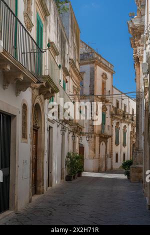 Malerische Aussicht in Martina Franca an einem sonnigen Sommermorgen, Provinz Tarent, Apulien. Stockfoto