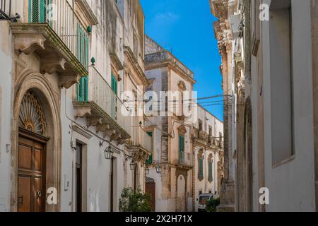 Malerische Aussicht in Martina Franca an einem sonnigen Sommermorgen, Provinz Tarent, Apulien. Stockfoto