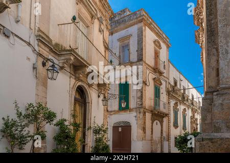 Malerische Aussicht in Martina Franca an einem sonnigen Sommermorgen, Provinz Tarent, Apulien. Stockfoto