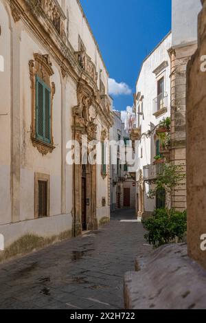 Malerische Aussicht in Martina Franca an einem sonnigen Sommermorgen, Provinz Tarent, Apulien. Stockfoto