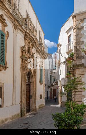 Malerische Aussicht in Martina Franca an einem sonnigen Sommermorgen, Provinz Tarent, Apulien. Stockfoto