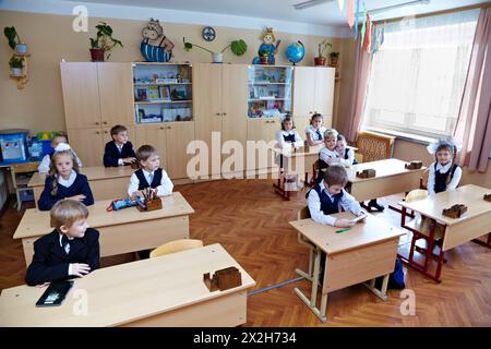 MOSKAU - 1. September: Kinder in der Klasse einer Moskauer Schule am ersten Tag des neuen Schuljahres, 1. September 2010, Moskau, Russland. September Stockfoto