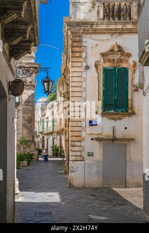 Malerische Aussicht in Martina Franca an einem sonnigen Sommermorgen, Provinz Tarent, Apulien. Stockfoto