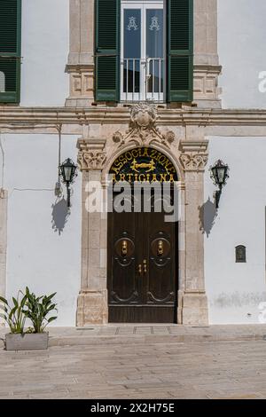 Typisch barocke Tür in Martina Franca. Süditalien, Itria-Tal. Stockfoto