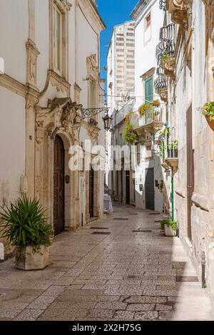 Malerische Aussicht in Martina Franca an einem sonnigen Sommermorgen, Provinz Tarent, Apulien. Stockfoto