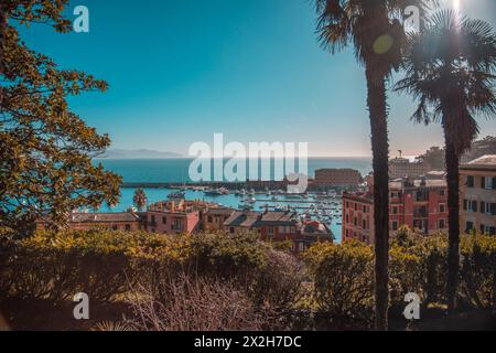 Blick auf den Hafen von Santa Margherita Ligure bei Sonnenuntergang - beliebtes Touristenziel im Sommer in Italien. Stockfoto