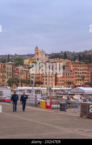 Der Hafen von Santa Margherita Ligure bei Sonnenuntergang - beliebtes Touristenziel im Sommer in Italien. Stockfoto