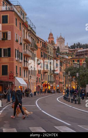Der Hafen von Santa Margherita Ligure bei Sonnenuntergang - beliebtes Touristenziel im Sommer in Italien. Stockfoto
