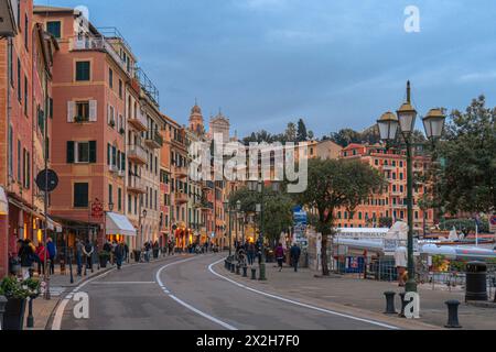Der Hafen von Santa Margherita Ligure bei Sonnenuntergang - beliebtes Touristenziel im Sommer in Italien. Stockfoto