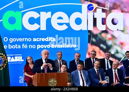 Brasilia, Brasilien. April 2024. Brasília, DF - 22.04.2024: PRESIDENTE LULA LANCA PROGRAMA ACREDITA - Foto, Präsident Lula. An diesem Montag (22) nimmt Präsident Luiz Inácio Lula da Silva an der Einführungszeremonie des „Believe Program“ für Initiativen Teil, die das Unternehmertum durch neue Kreditmaßnahmen und Neuverhandlungen von Schulden für kleine Unternehmen unterstützen werden. Ziel ist es, die Schaffung von Einkommen und Beschäftigung zu fördern und das Wirtschaftswachstum zu fördern. (Foto: Ton Molina/Fotoarena) Foto Arena LTDA/Alamy Live News Stockfoto