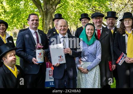 Deutschland, Bundeskanzler Olaf Scholz - Festredner beim 726. Vechtaer Stoppelmarkt / 22.04.2024, Messe, Hannover, GER, Bundeskanzler Olaf Scholz - Festredner beim 726. Vechtaer Stoppelmarkt, die Vorbereitungen für den diesjährigen Stoppelmarkt laufen im Rathaus bereits auf Hochtouren. Die Verträge mit den Schaustellern und Zeltbetreibern sind geschlossen, und auch der Festredner für den Montagsempfang am 19.08.2024 steht jetzt fest: Es ist niemand geringeres als Bundeskanzler Olaf Scholz. Die Mitglieder des Ausschusses für Wirtschaftsförderung und Marktwesen mit Bürgermeister Kristian Kater und den S Stockfoto