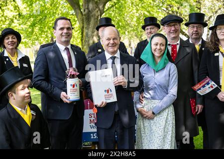 Deutschland, Bundeskanzler Olaf Scholz - Festredner beim 726. Vechtaer Stoppelmarkt / 22.04.2024, Messe, Hannover, GER, Bundeskanzler Olaf Scholz - Festredner beim 726. Vechtaer Stoppelmarkt, die Vorbereitungen für den diesjährigen Stoppelmarkt laufen im Rathaus bereits auf Hochtouren. Die Verträge mit den Schaustellern und Zeltbetreibern sind geschlossen, und auch der Festredner für den Montagsempfang am 19.08.2024 steht jetzt fest: Es ist niemand geringeres als Bundeskanzler Olaf Scholz. Die Mitglieder des Ausschusses für Wirtschaftsförderung und Marktwesen mit Bürgermeister Kristian Kater und den S Stockfoto