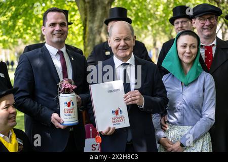 Deutschland, Bundeskanzler Olaf Scholz - Festredner beim 726. Vechtaer Stoppelmarkt / 22.04.2024, Messe, Hannover, GER, Bundeskanzler Olaf Scholz - Festredner beim 726. Vechtaer Stoppelmarkt, die Vorbereitungen für den diesjährigen Stoppelmarkt laufen im Rathaus bereits auf Hochtouren. Die Verträge mit den Schaustellern und Zeltbetreibern sind geschlossen, und auch der Festredner für den Montagsempfang am 19.08.2024 steht jetzt fest: Es ist niemand geringeres als Bundeskanzler Olaf Scholz. Die Mitglieder des Ausschusses für Wirtschaftsförderung und Marktwesen mit Bürgermeister Kristian Kater und den S Stockfoto