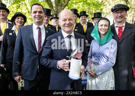 Deutschland, Bundeskanzler Olaf Scholz - Festredner beim 726. Vechtaer Stoppelmarkt / 22.04.2024, Messe, Hannover, GER, Bundeskanzler Olaf Scholz - Festredner beim 726. Vechtaer Stoppelmarkt, die Vorbereitungen für den diesjährigen Stoppelmarkt laufen im Rathaus bereits auf Hochtouren. Die Verträge mit den Schaustellern und Zeltbetreibern sind geschlossen, und auch der Festredner für den Montagsempfang am 19.08.2024 steht jetzt fest: Es ist niemand geringeres als Bundeskanzler Olaf Scholz. Die Mitglieder des Ausschusses für Wirtschaftsförderung und Marktwesen mit Bürgermeister Kristian Kater und den S Stockfoto