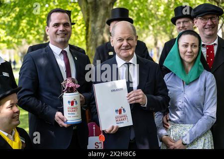 Deutschland, Bundeskanzler Olaf Scholz - Festredner beim 726. Vechtaer Stoppelmarkt / 22.04.2024, Messe, Hannover, GER, Bundeskanzler Olaf Scholz - Festredner beim 726. Vechtaer Stoppelmarkt, die Vorbereitungen für den diesjährigen Stoppelmarkt laufen im Rathaus bereits auf Hochtouren. Die Verträge mit den Schaustellern und Zeltbetreibern sind geschlossen, und auch der Festredner für den Montagsempfang am 19.08.2024 steht jetzt fest: Es ist niemand geringeres als Bundeskanzler Olaf Scholz. Die Mitglieder des Ausschusses für Wirtschaftsförderung und Marktwesen mit Bürgermeister Kristian Kater und den S Stockfoto