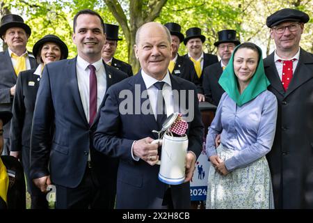 Deutschland, Bundeskanzler Olaf Scholz - Festredner beim 726. Vechtaer Stoppelmarkt / 22.04.2024, Messe, Hannover, GER, Bundeskanzler Olaf Scholz - Festredner beim 726. Vechtaer Stoppelmarkt, die Vorbereitungen für den diesjährigen Stoppelmarkt laufen im Rathaus bereits auf Hochtouren. Die Verträge mit den Schaustellern und Zeltbetreibern sind geschlossen, und auch der Festredner für den Montagsempfang am 19.08.2024 steht jetzt fest: Es ist niemand geringeres als Bundeskanzler Olaf Scholz. Die Mitglieder des Ausschusses für Wirtschaftsförderung und Marktwesen mit Bürgermeister Kristian Kater und den S Stockfoto