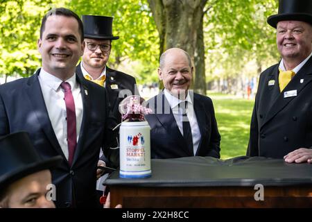 Deutschland, Bundeskanzler Olaf Scholz - Festredner beim 726. Vechtaer Stoppelmarkt / 22.04.2024, Messe, Hannover, GER, Bundeskanzler Olaf Scholz - Festredner beim 726. Vechtaer Stoppelmarkt, die Vorbereitungen für den diesjährigen Stoppelmarkt laufen im Rathaus bereits auf Hochtouren. Die Verträge mit den Schaustellern und Zeltbetreibern sind geschlossen, und auch der Festredner für den Montagsempfang am 19.08.2024 steht jetzt fest: Es ist niemand geringeres als Bundeskanzler Olaf Scholz. Die Mitglieder des Ausschusses für Wirtschaftsförderung und Marktwesen mit Bürgermeister Kristian Kater und den S Stockfoto