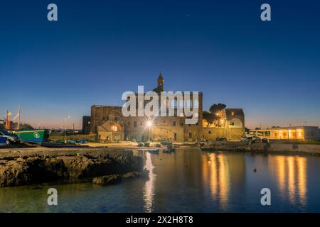 Benediktinerabtei von San Vito am Abend. Polignano A Stute. Apulien. Italien. Stockfoto