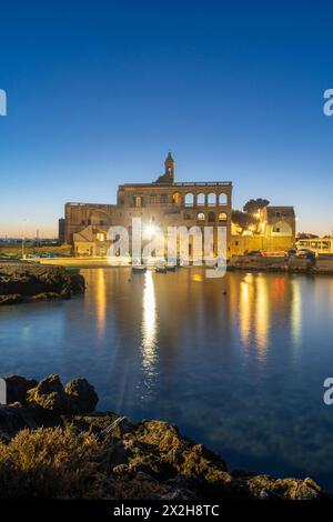 Benediktinerabtei von San Vito am Abend. Polignano A Stute. Apulien. Italien. Stockfoto