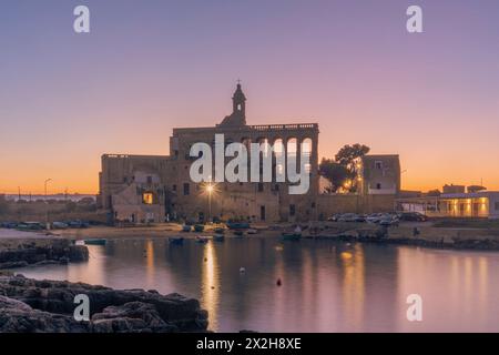 Benediktinerabtei von San Vito am Abend. Polignano A Stute. Apulien. Italien. Stockfoto