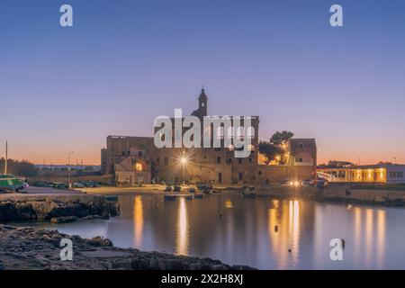 Benediktinerabtei von San Vito am Abend. Polignano A Stute. Apulien. Italien. Stockfoto