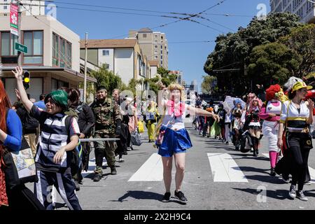 San Francisco, Usa. April 2024. Teilnehmer und Zuschauer feiern die asiatische Kultur während der großen Parade beim Northern California Cherry Blossom Festival 2024 in San Francisco, Kalifornien, am 21. April 2024. Als drittgrößtes Kirschblütenfest nach Japan und Washington DC zieht die Veranstaltung über 200.000 Menschen aus ganz Nordamerika an. (Foto: Penny Collins/NurPhoto) Credit: NurPhoto SRL/Alamy Live News Stockfoto